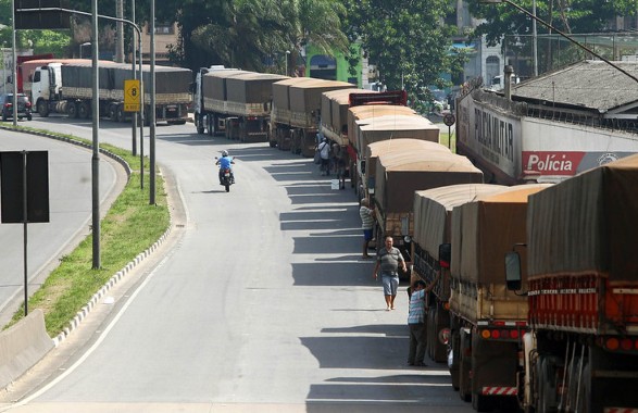 19-02-25_10-50-21_dcomercio-caminhao-porto-santos-carga-transito-foto-mauriciodesouza-ae.jpg